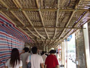 竹で組んだ工事現場の足場